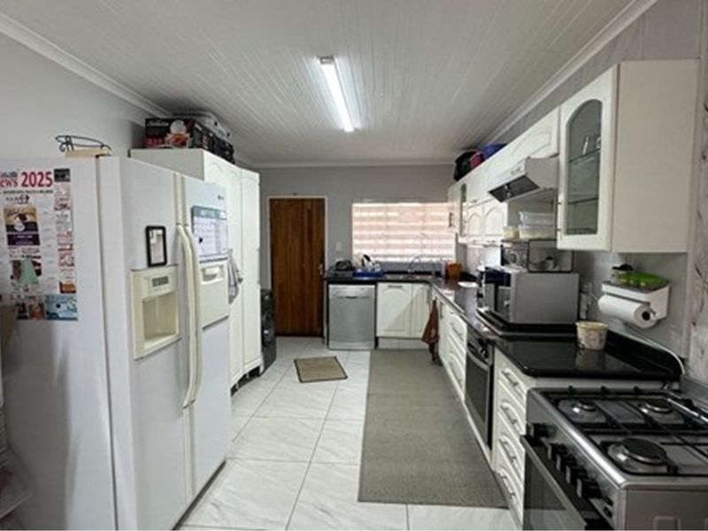 Stylish Townhouse | Pet-Friendly, Private  Move-In Ready - Photo 6