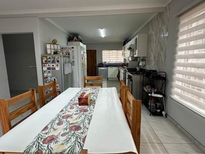 Stylish Townhouse | Pet-Friendly, Private  Move-In Ready - Photo 4