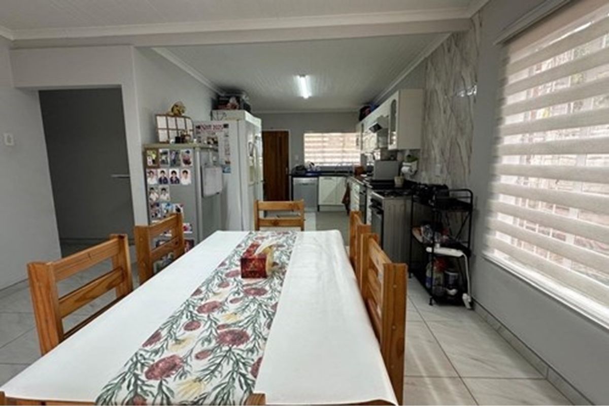 Stylish Townhouse | Pet-Friendly, Private  Move-In Ready - Photo 4
