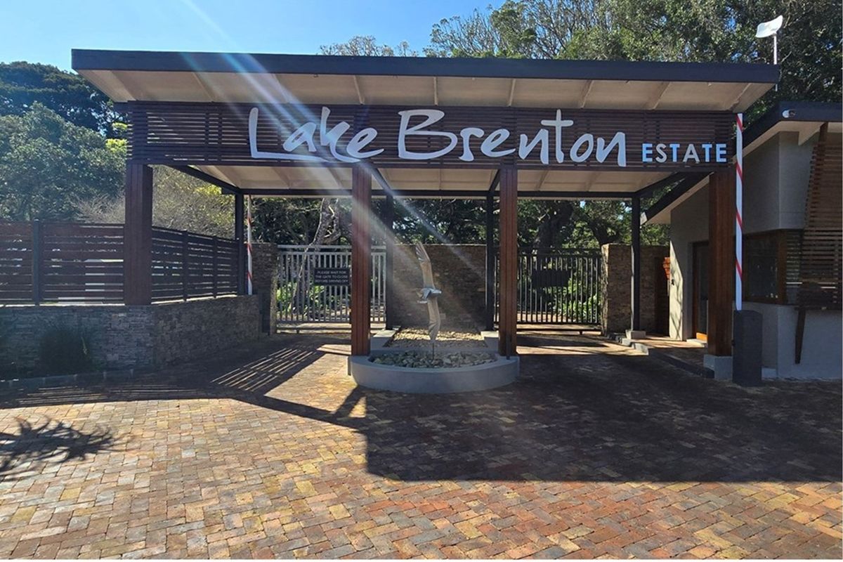 Elegant Eco-Living Amidst Nature’s Finest Canvas - Photo 4