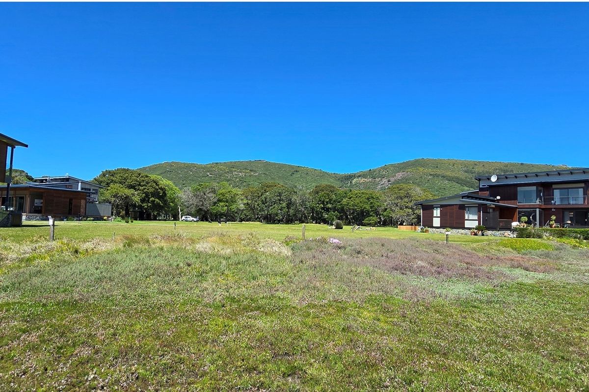 Elegant Eco-Living Amidst Nature’s Finest Canvas - Photo 2