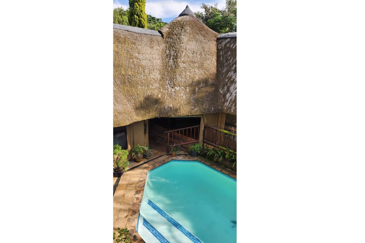 Stylish 4-Bedroom Double-Storey Entertainer’s Home in Deneysville - Photo 3