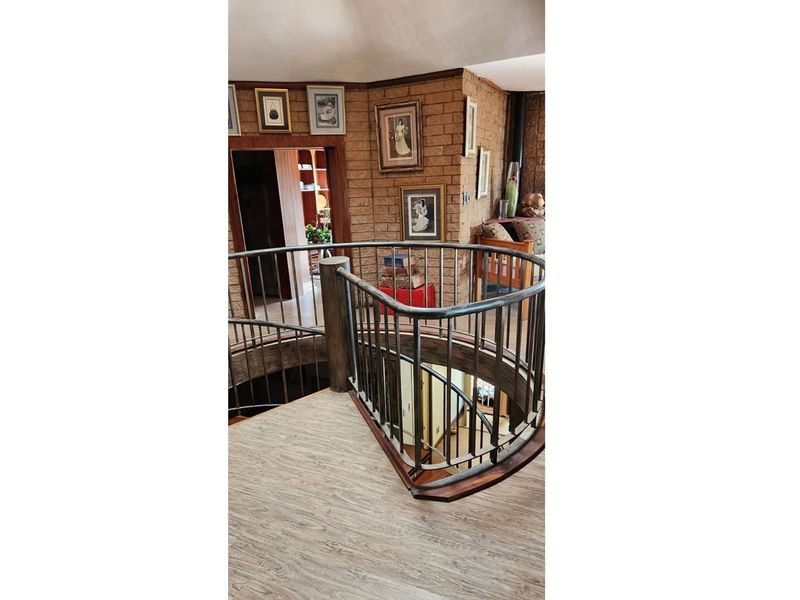 Stylish 4-Bedroom Double-Storey Entertainer’s Home in Deneysville - Photo 7