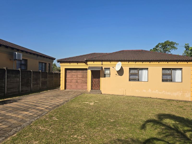 FIXER UPPER DUET IN BIRDSWOOD - Photo 3