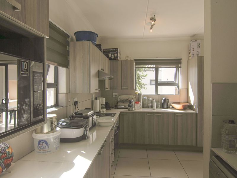 Stunning 4-Bedroom, 3.5-Bathroom Modern Contemporary Cluster in Secure Estate - Photo 3