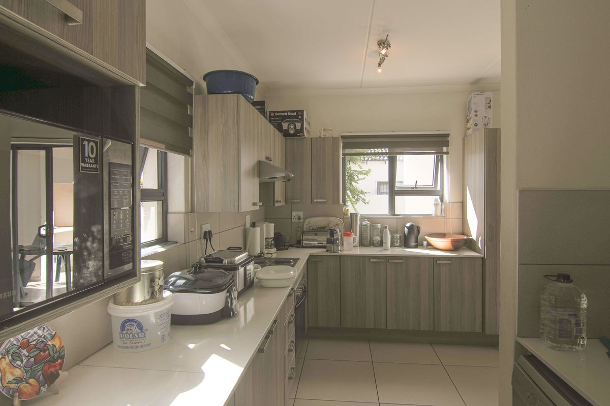 Stunning 4-Bedroom, 3.5-Bathroom Modern Contemporary Cluster in Secure Estate - Photo 3