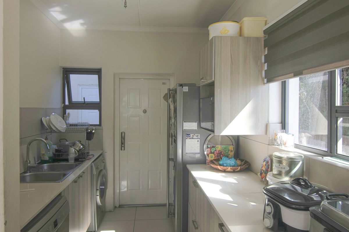 Stunning 4-Bedroom, 3.5-Bathroom Modern Contemporary Cluster in Secure Estate - Photo 4