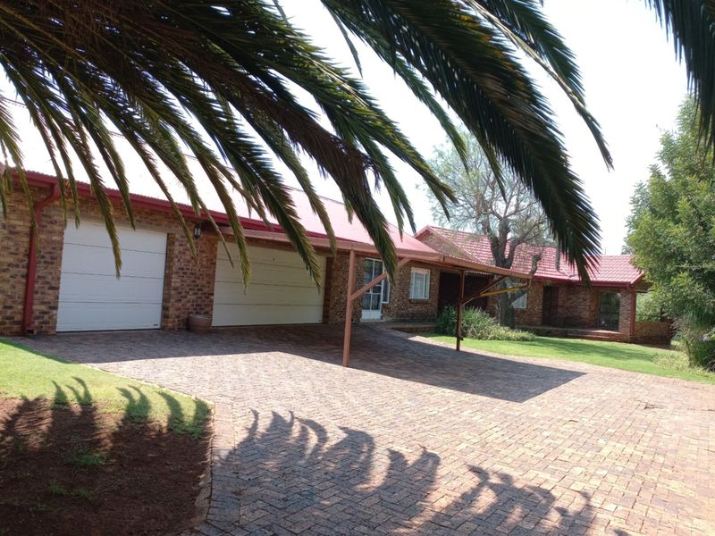 Charming Low Maintenance Family Home - Wheelchair Friendly, Walk to the Waterfront - Photo 2