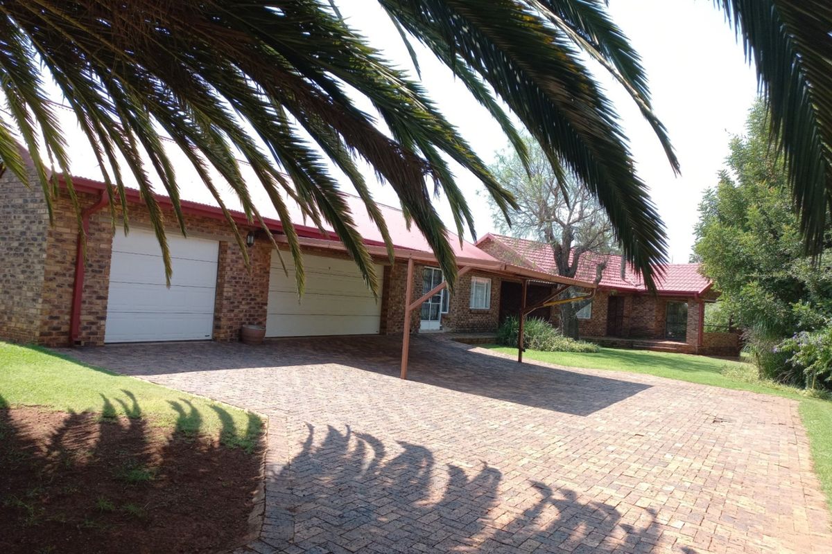 Charming Low Maintenance Family Home - Wheelchair Friendly, Walk to the Waterfront - Photo 2