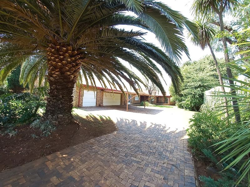 Charming Low Maintenance Family Home - Wheelchair Friendly, Walk to the Waterfront - Photo 1