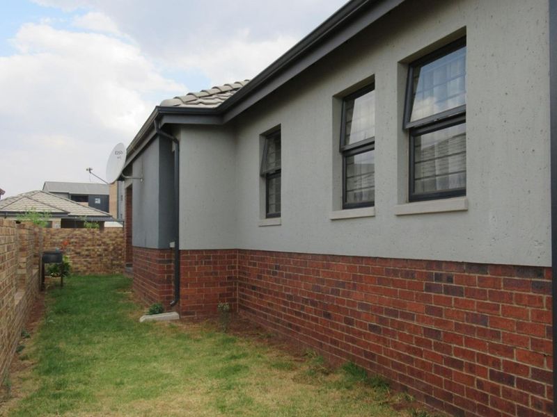 R1.650M Spacious 3-Bed, 3 bath Home at Lion Pride, Offers Accepted - Photo 2