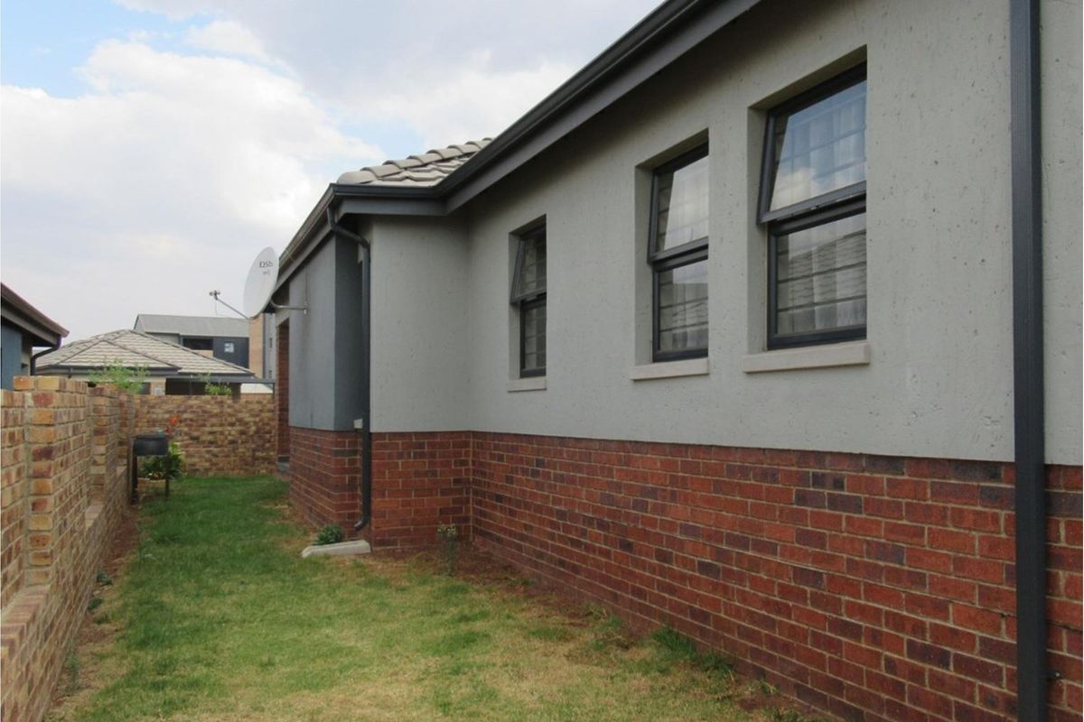 R1.650M Spacious 3-Bed, 3 bath Home at Lion Pride, Offers Accepted - Photo 2