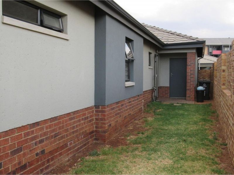 R1.650M Spacious 3-Bed, 3 bath Home at Lion Pride, Offers Accepted - Photo 3