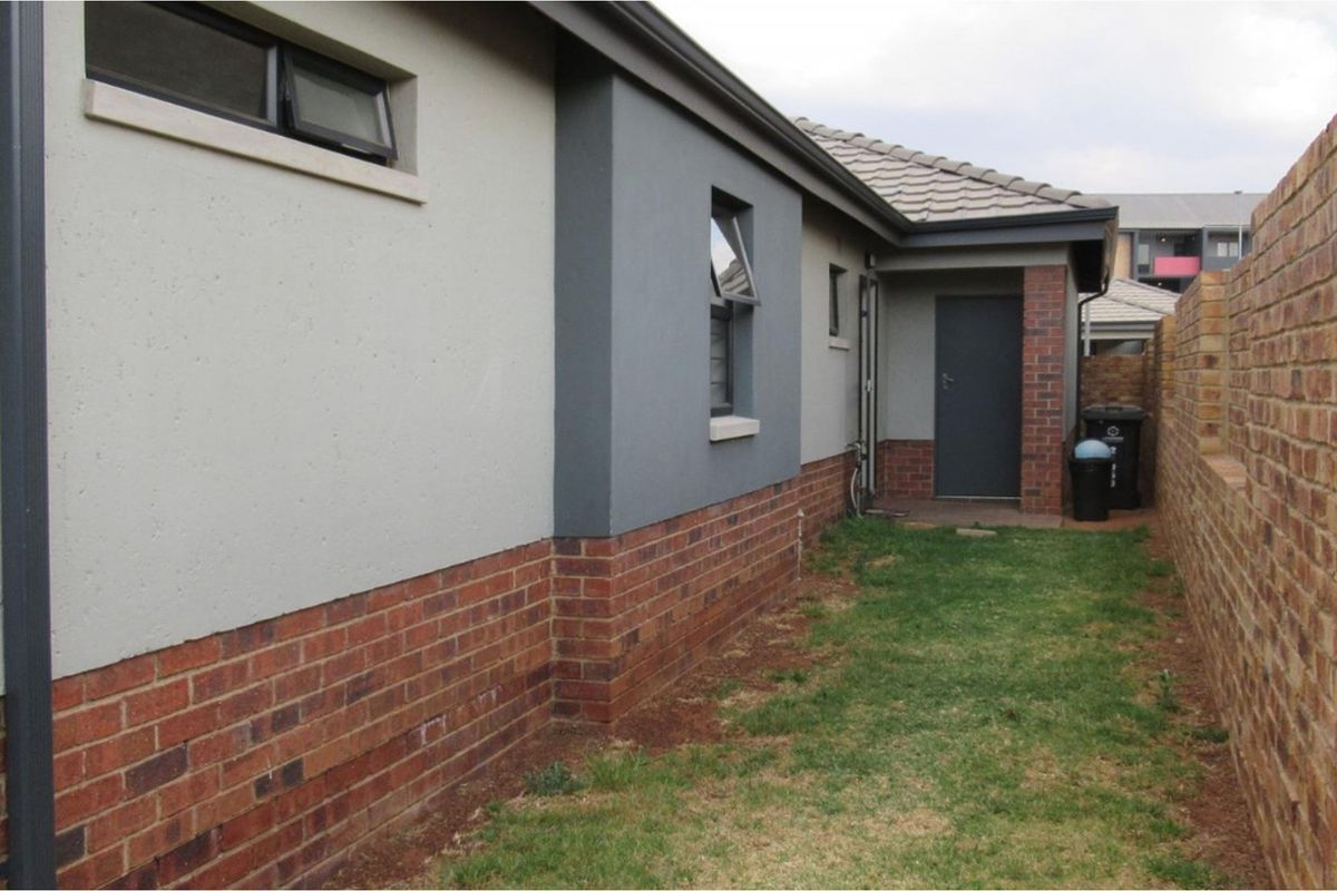 R1.650M Spacious 3-Bed, 3 bath Home at Lion Pride, Offers Accepted - Photo 3