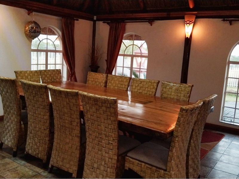 A Warm and Welcoming Home with Vaaldam Views - Photo 6