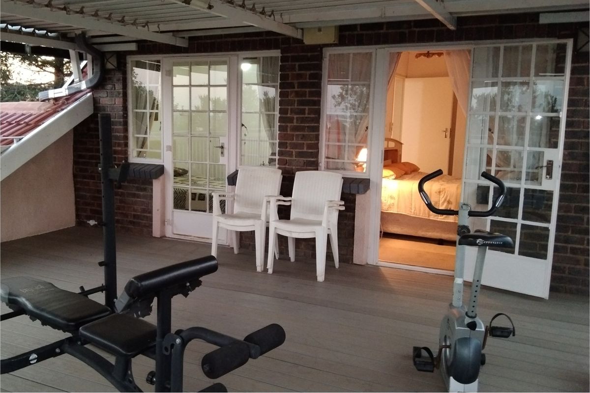 A Warm and Welcoming Home with Vaaldam Views - Photo 4