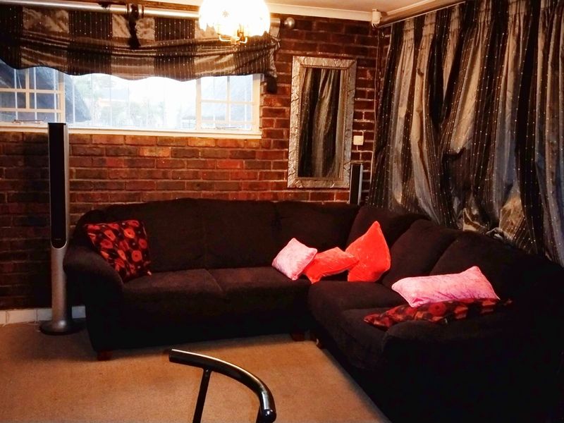 A Warm and Welcoming Home with Vaaldam Views - Photo 9