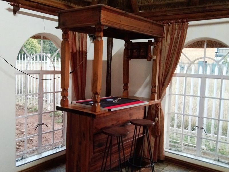 A Warm and Welcoming Home with Vaaldam Views - Photo 7