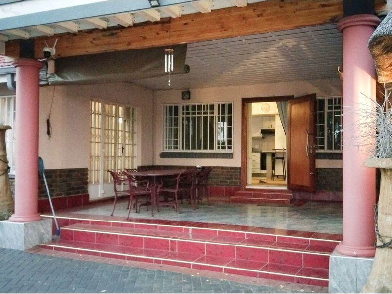 A Warm and Welcoming Home with Vaaldam Views - Photo 5