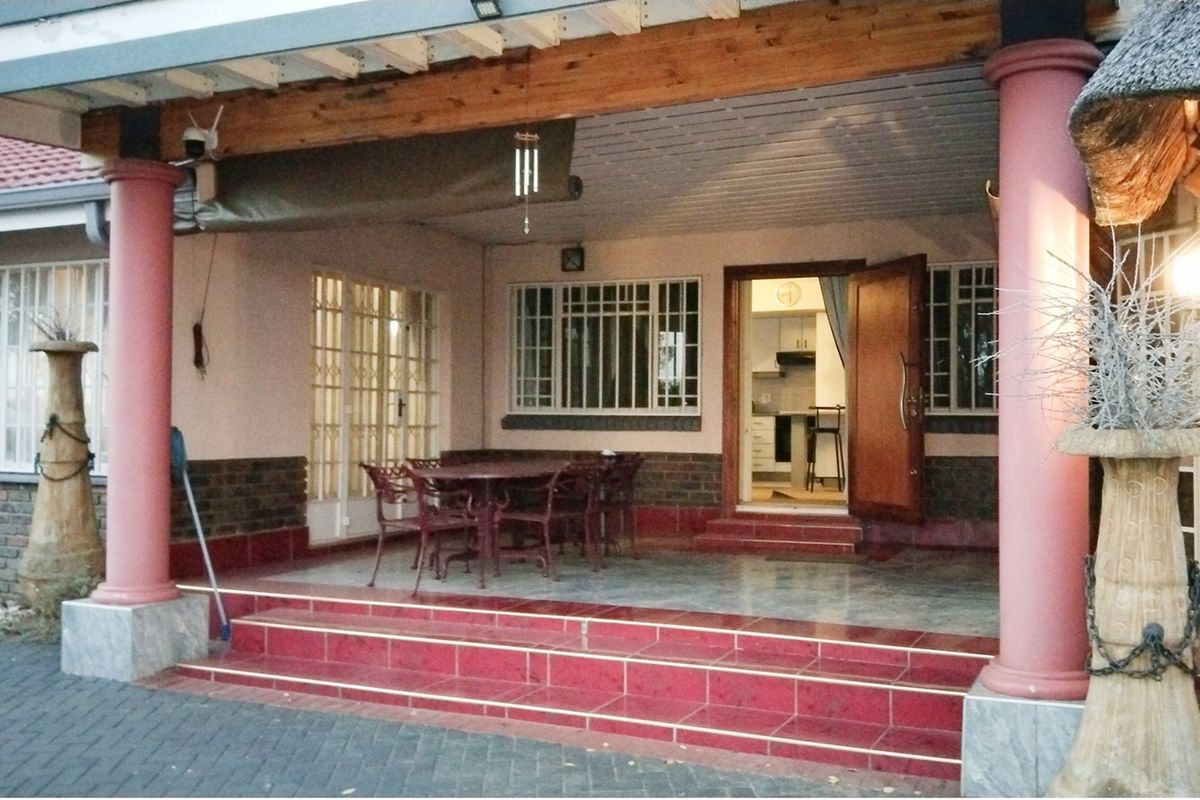 A Warm and Welcoming Home with Vaaldam Views - Photo 5