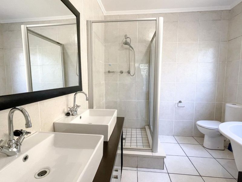 Spacious Stunning 3bed 3bath Apartment in The Kanyin, Sunninghill - Photo 8