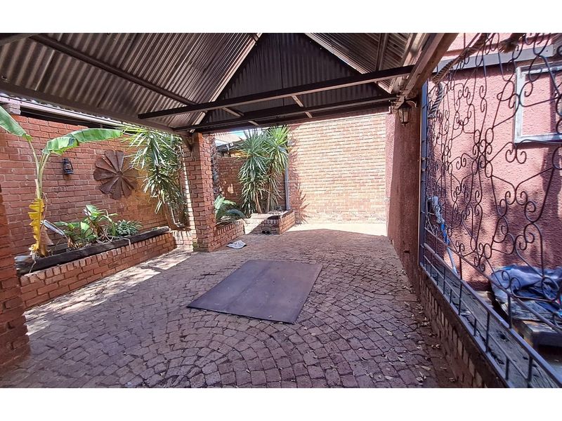 Spacious townhouse near town and schools - Photo 10