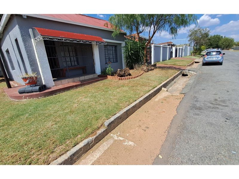 Spacious townhouse near town and schools - Photo 2