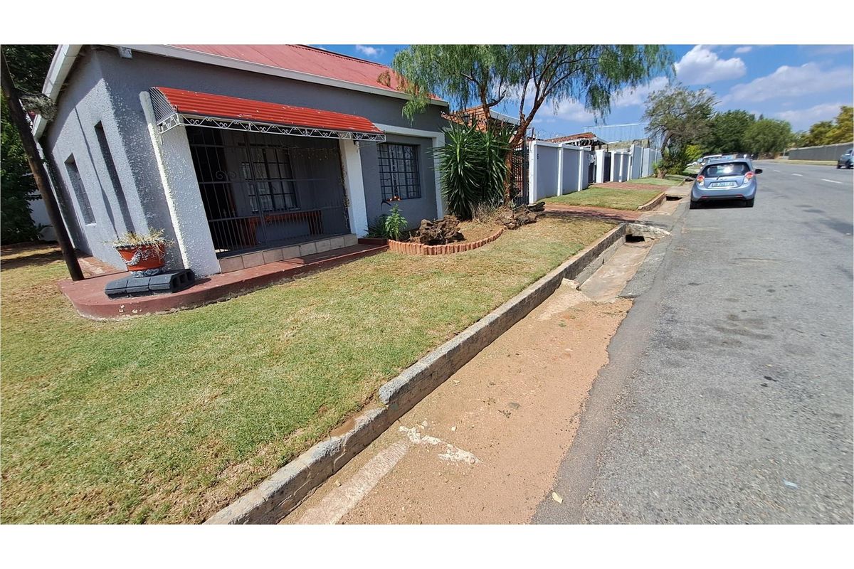 Spacious townhouse near town and schools - Photo 2