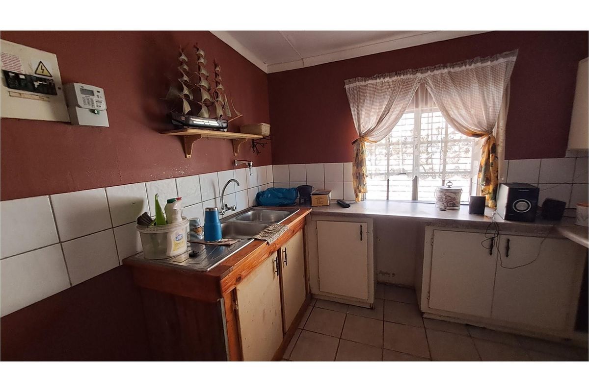 Spacious townhouse near town and schools - Photo 5