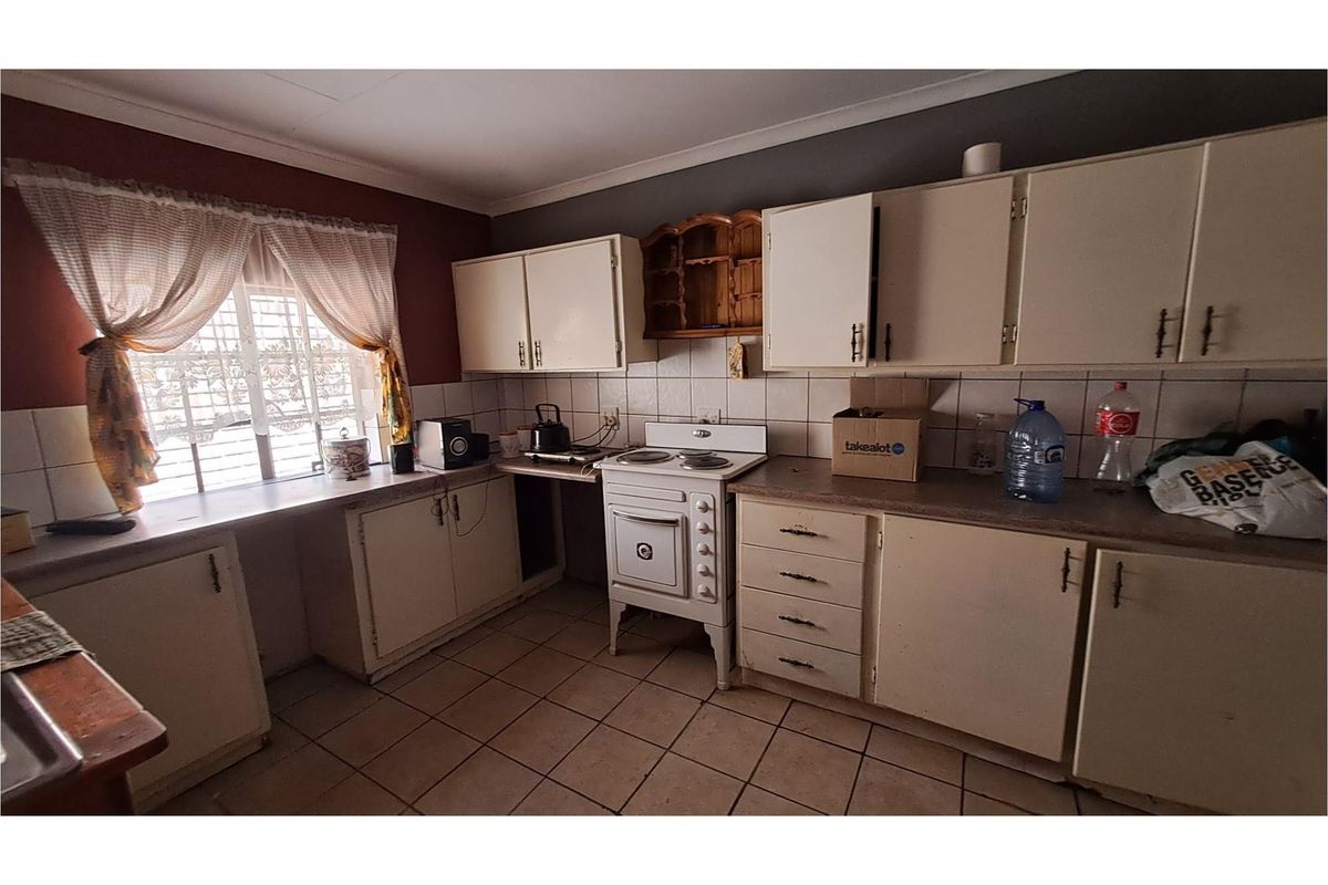 Spacious townhouse near town and schools - Photo 3