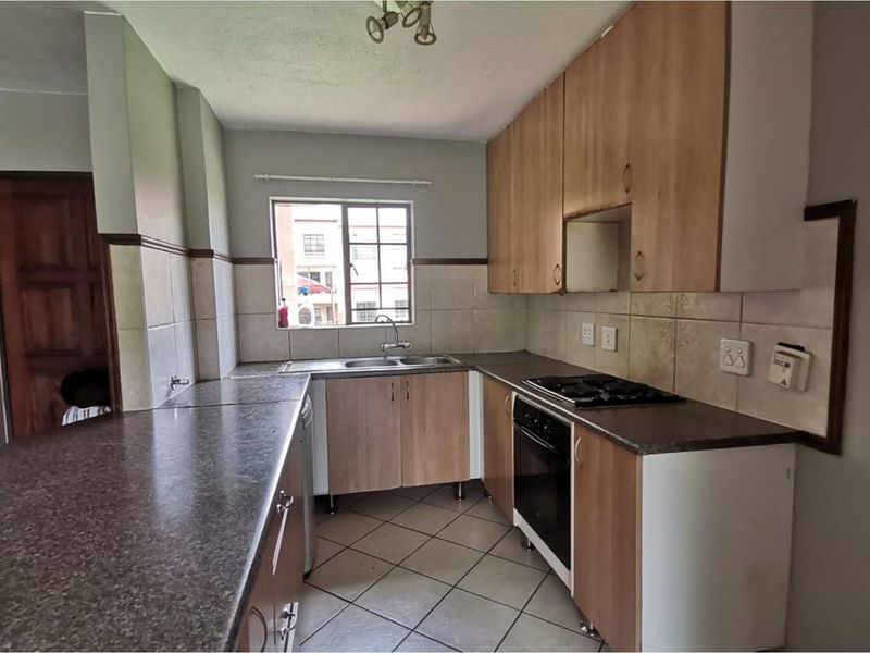 Tranquil Haven in Sagewood: Your Gateway to Modern Living - Photo 4