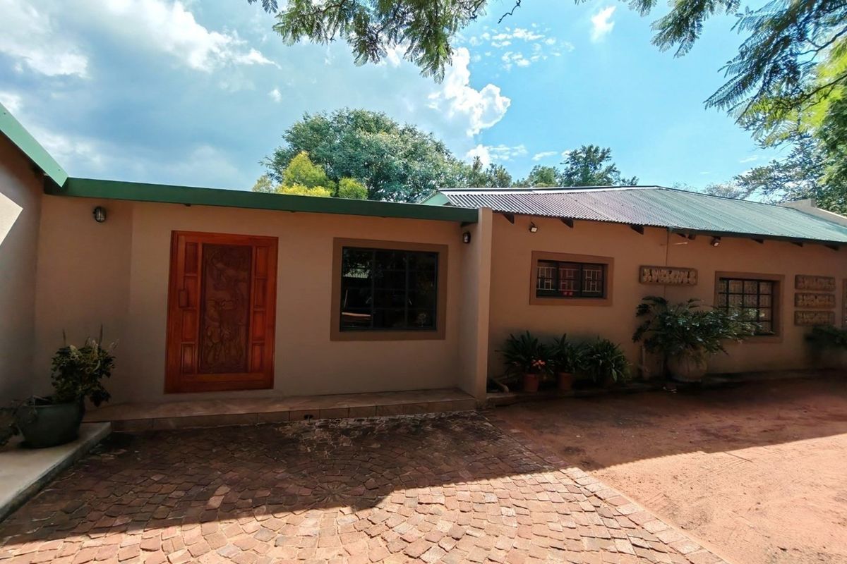 Charming 4-Bedroom Smallholding For Sale - Your Ideal Weekend Breakaway or Holiday Farm - Photo 5