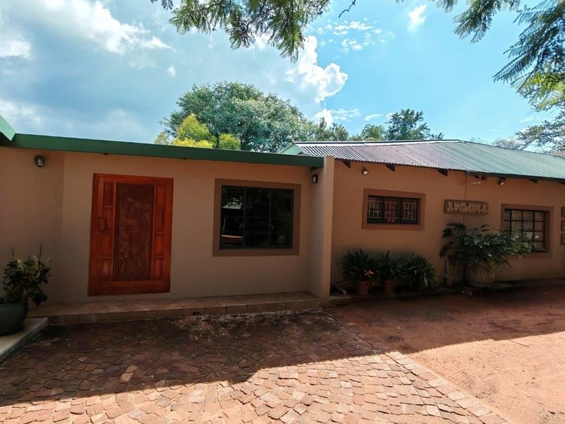 Charming 4-Bedroom Smallholding For Sale - Your Ideal Weekend Breakaway or Holiday Farm - Photo 5