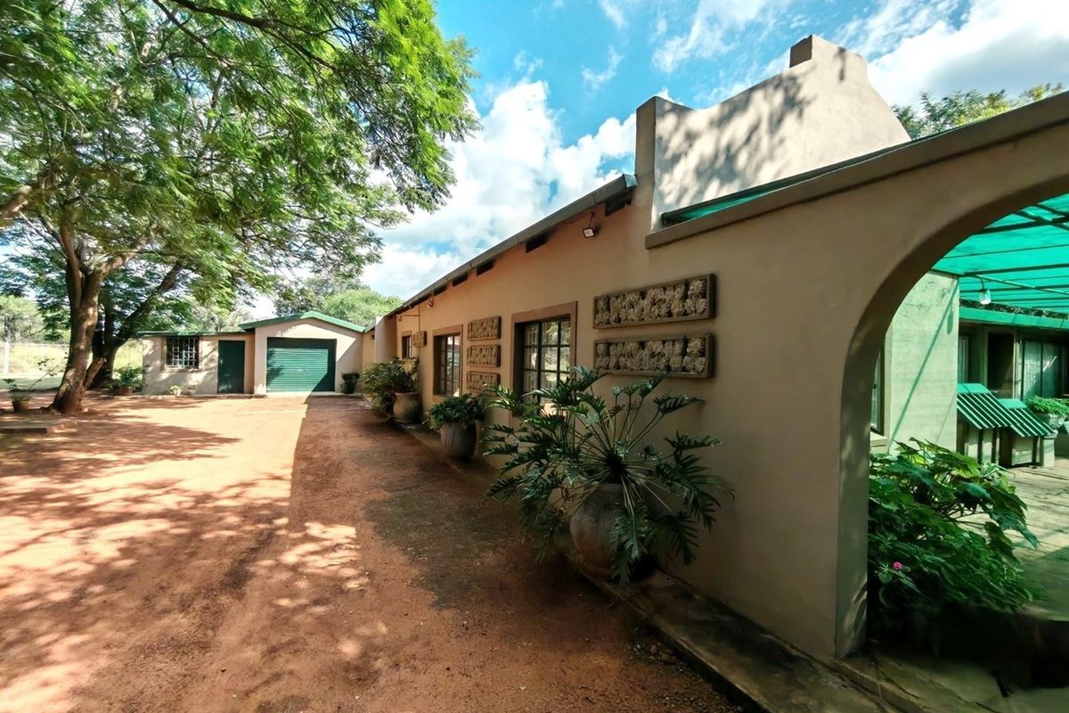 Charming 4-Bedroom Smallholding For Sale - Your Ideal Weekend Breakaway or Holiday Farm - Photo 3