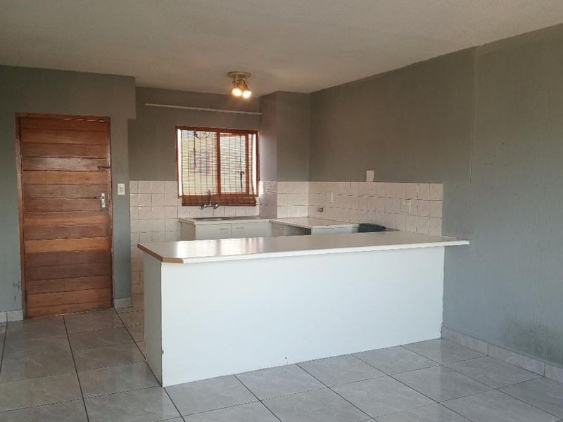 Modern 1-Bedroom Apartment - Ideal Lock-Up and Go! - Photo 2