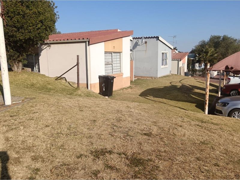 3 Bedroom Town House In Ridgeway Lion Ridge Complex - Photo 2