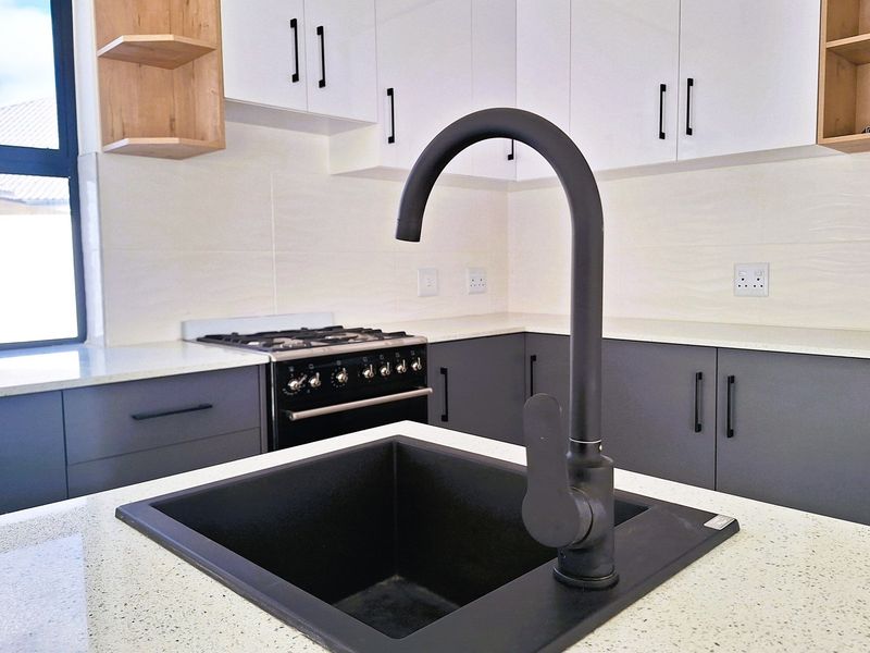 Enjoy a Luxury Lifestyle in St Helena Bay’s prestigious Shelley Point Golf Estate - Photo 7