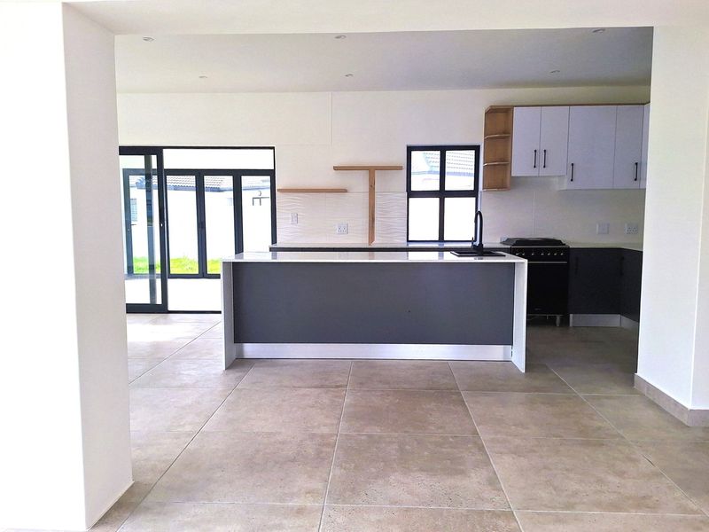 Enjoy a Luxury Lifestyle in St Helena Bay’s prestigious Shelley Point Golf Estate - Photo 4