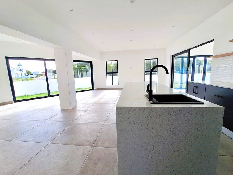 Enjoy a Luxury Lifestyle in St Helena Bay’s prestigious Shelley Point Golf Estate - Photo 5