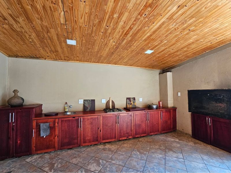 Spacious 3-Bedroom Home with Pool, Entertainment Area, Bachelors Flat and Large Double Garages - Photo 5