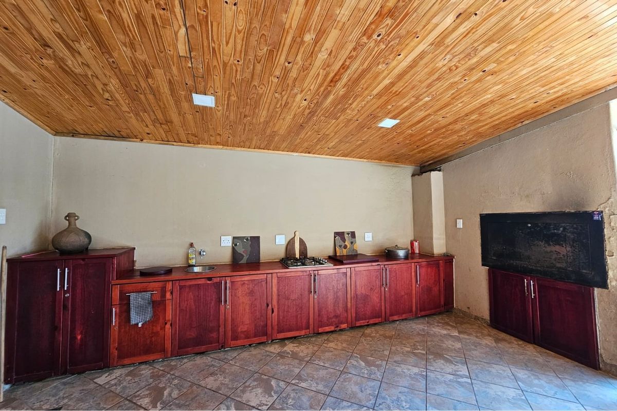 Spacious 3-Bedroom Home with Pool, Entertainment Area, Bachelors Flat and Large Double Garages - Photo 5