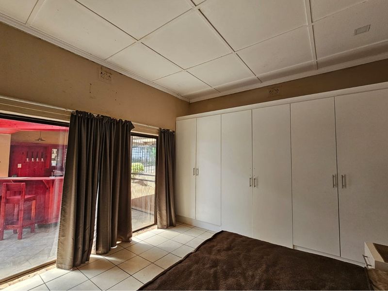 Spacious 3-Bedroom Home with Pool, Entertainment Area, Bachelors Flat and Large Double Garages - Photo 9