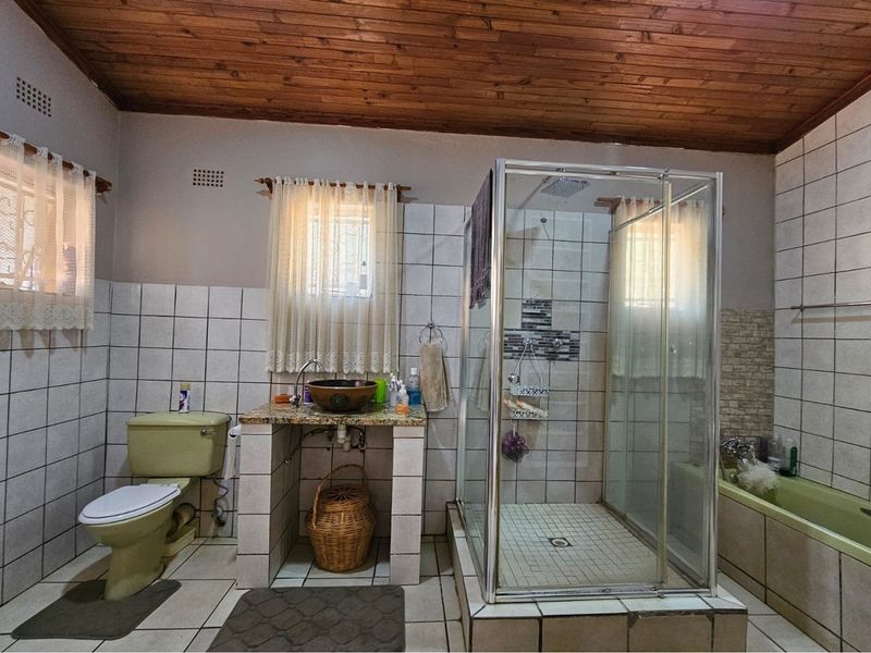 Spacious 3-Bedroom Home with Pool, Entertainment Area, Bachelors Flat and Large Double Garages - Photo 7