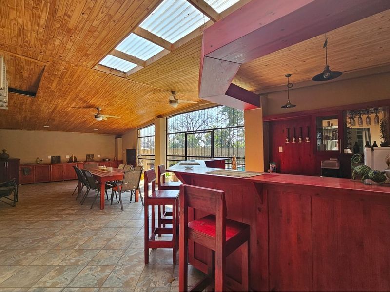 Spacious 3-Bedroom Home with Pool, Entertainment Area, Bachelors Flat and Large Double Garages - Photo 6