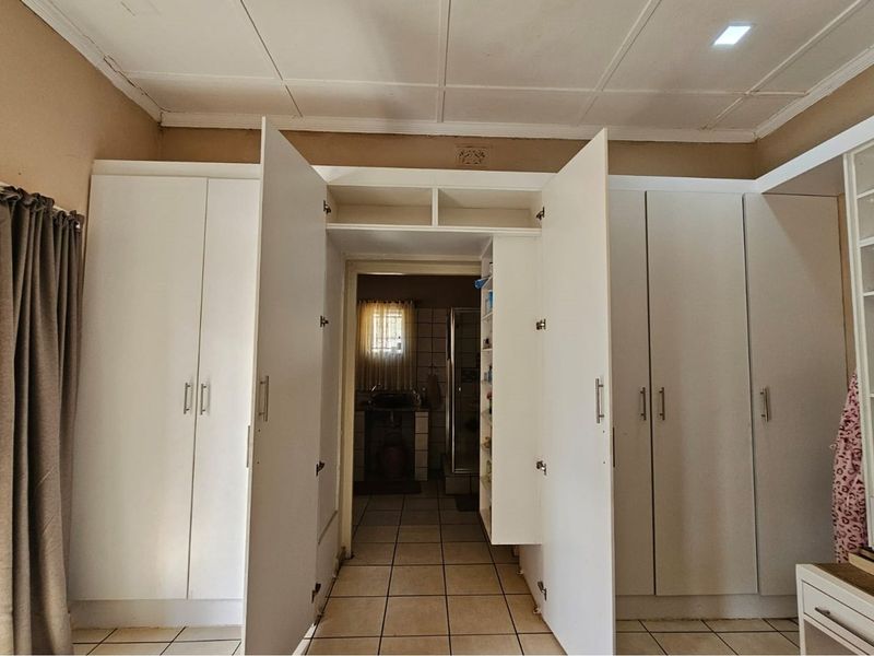 Spacious 3-Bedroom Home with Pool, Entertainment Area, Bachelors Flat and Large Double Garages - Photo 10