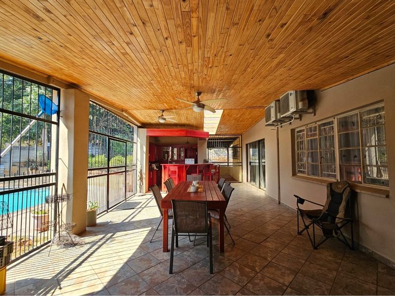 Spacious 3-Bedroom Home with Pool, Entertainment Area, Bachelors Flat and Large Double Garages - Photo 2