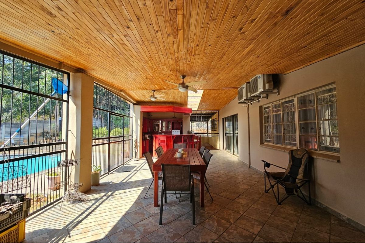 Spacious 3-Bedroom Home with Pool, Entertainment Area, Bachelors Flat and Large Double Garages - Photo 2