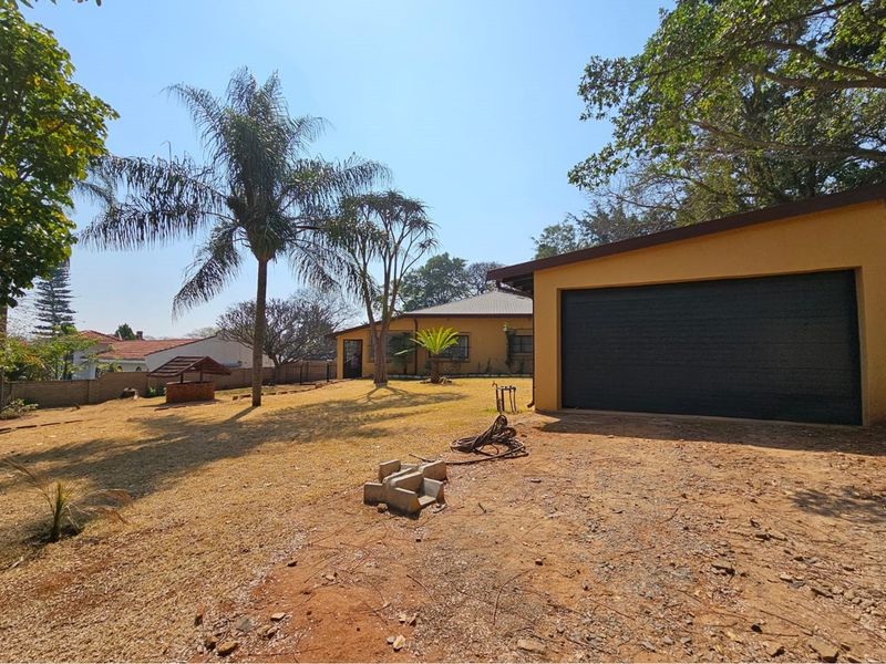 Spacious 3-Bedroom Home with Pool, Entertainment Area, Bachelors Flat and Large Double Garages - Photo 4