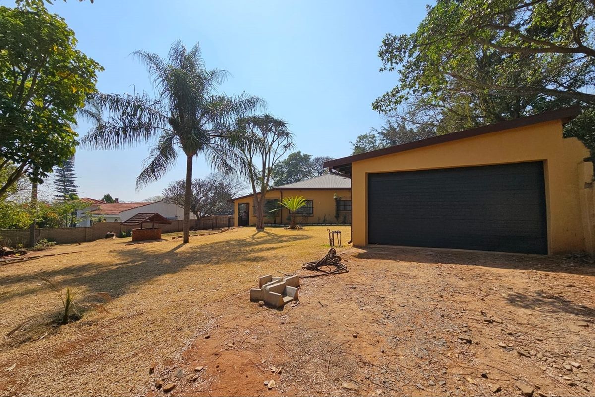 Spacious 3-Bedroom Home with Pool, Entertainment Area, Bachelors Flat and Large Double Garages - Photo 4