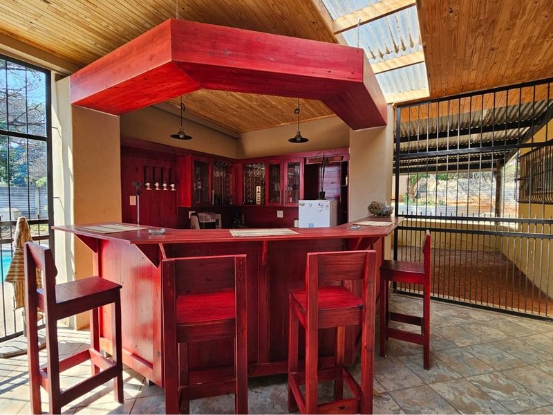 Spacious 3-Bedroom Home with Pool, Entertainment Area, Bachelors Flat and Large Double Garages - Photo 3